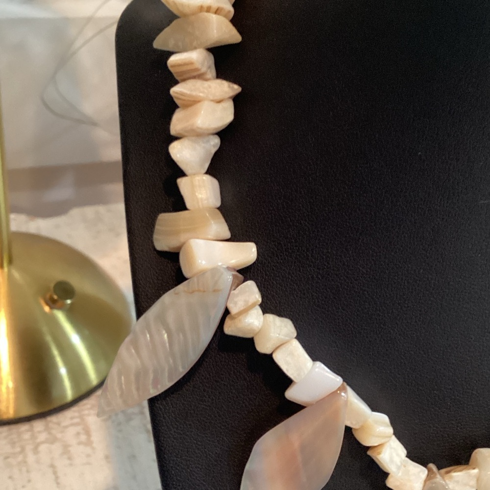 Elegant Cream and Silver Shell Necklace - Picture 4 of 6